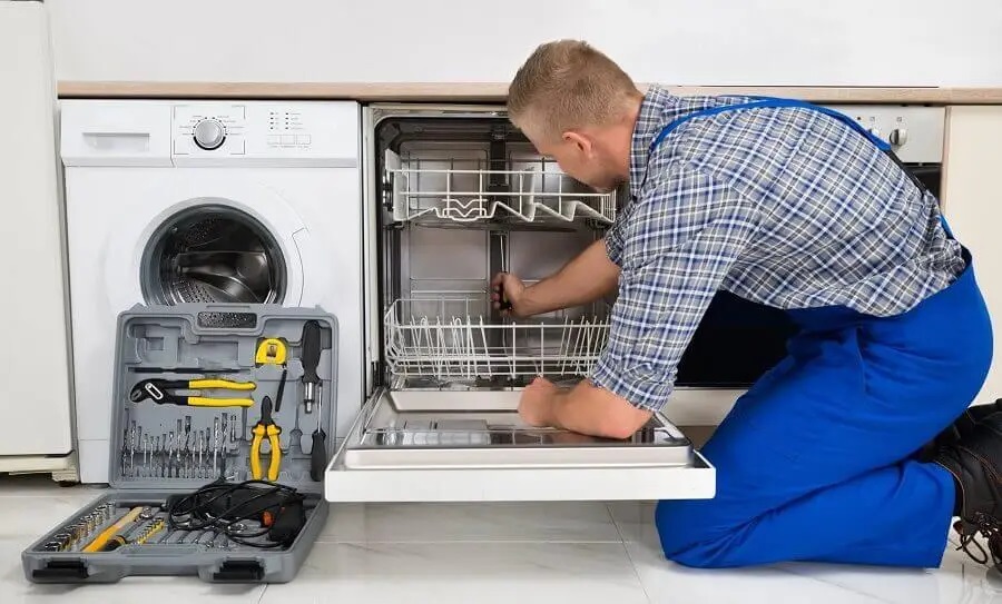 Ödemiş Hitachi servisi teknisyen ekibi beyaz eşya tamiri yaparken